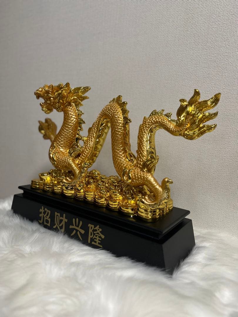 金色のドラゴン像 招財興隆