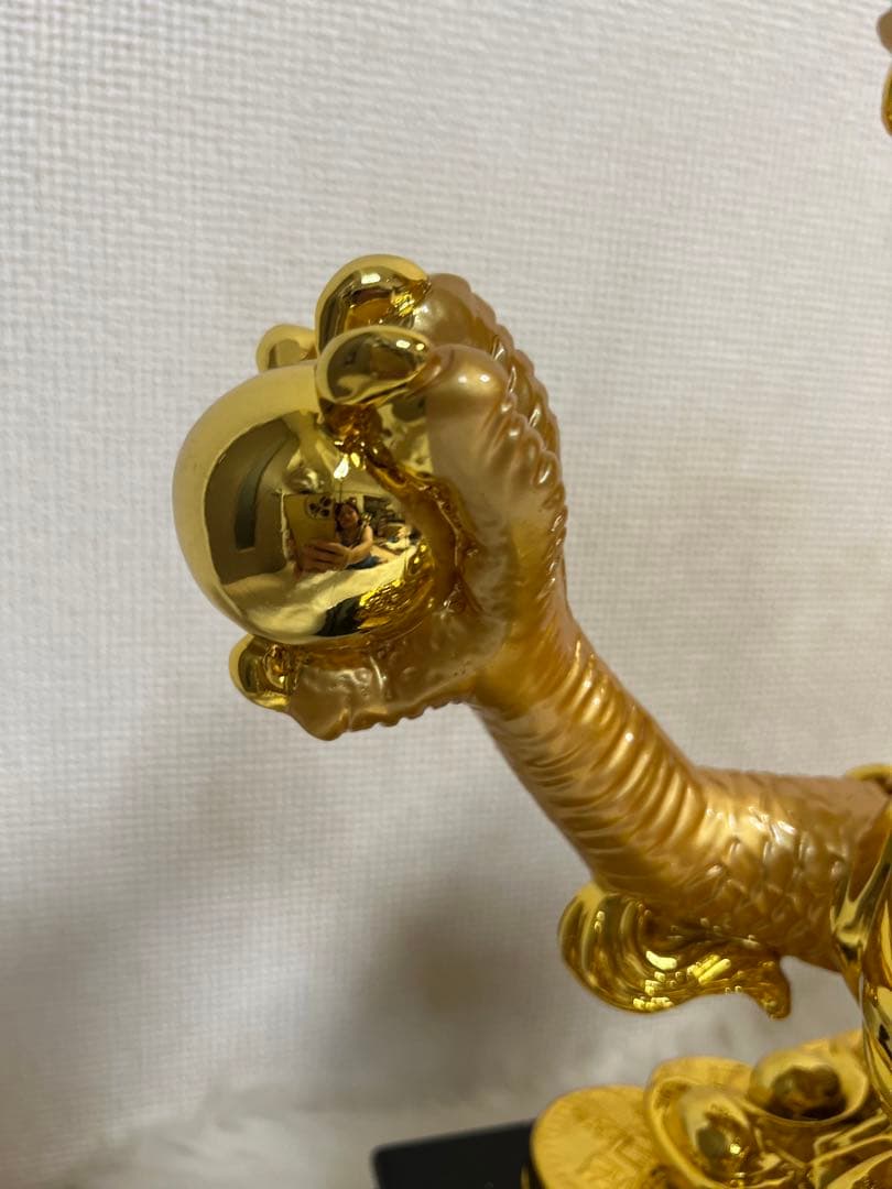 金色のドラゴン像 招財興隆