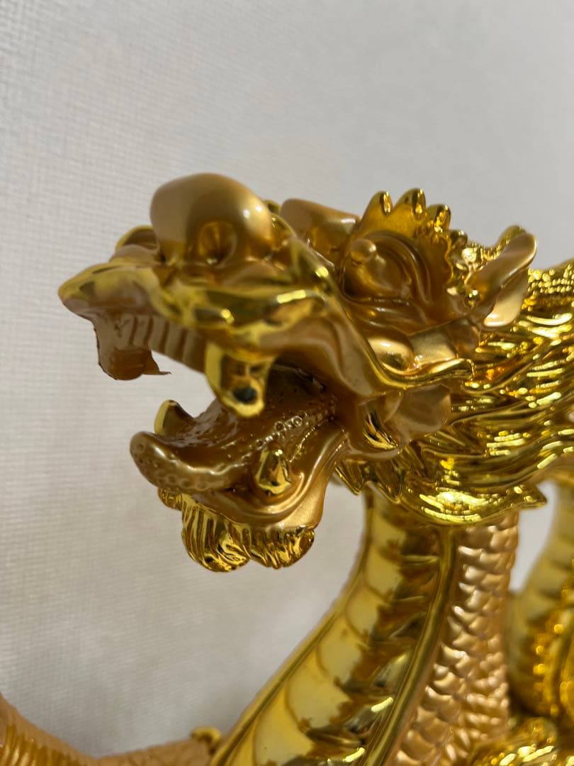 金色のドラゴン像 招財興隆
