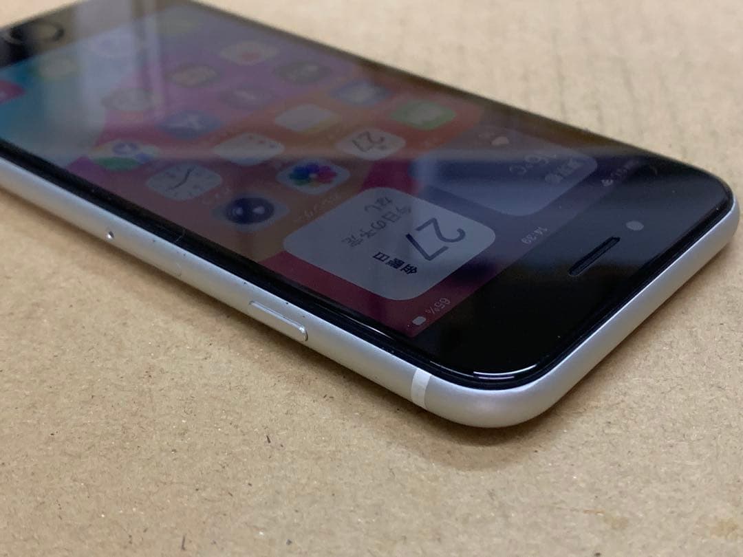 Apple iPhone SE (第2世代) ホワイト ケース付き