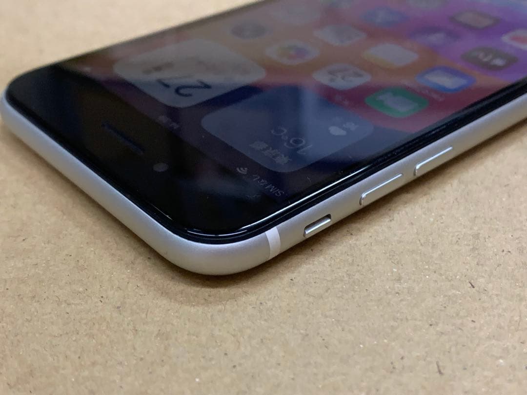 Apple iPhone SE (第2世代) ホワイト ケース付き