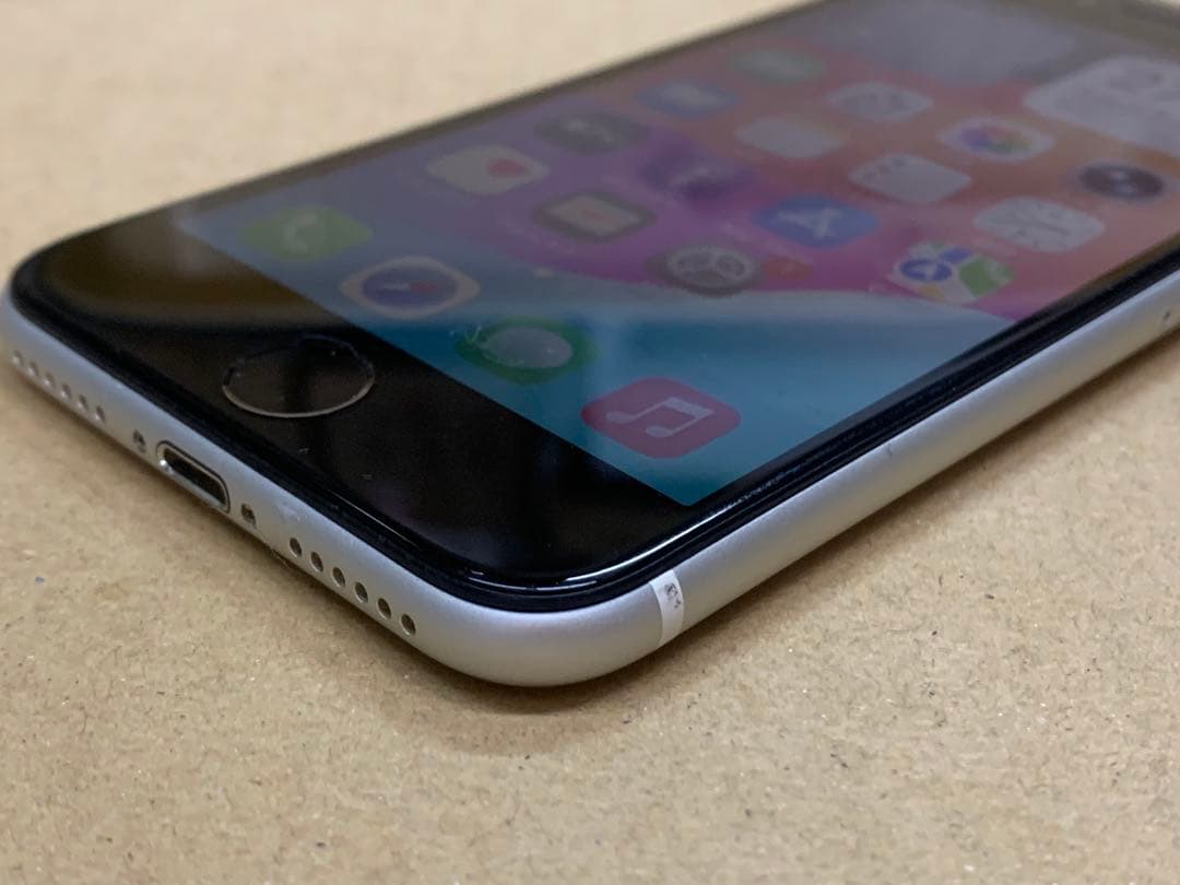 Apple iPhone SE (第2世代) ホワイト ケース付き