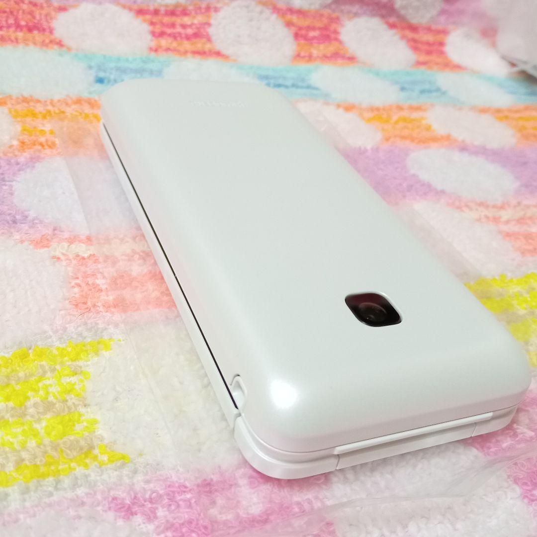 KYF42 GRATINA white 充電器セット 安心のメルカリ便 匿名配送