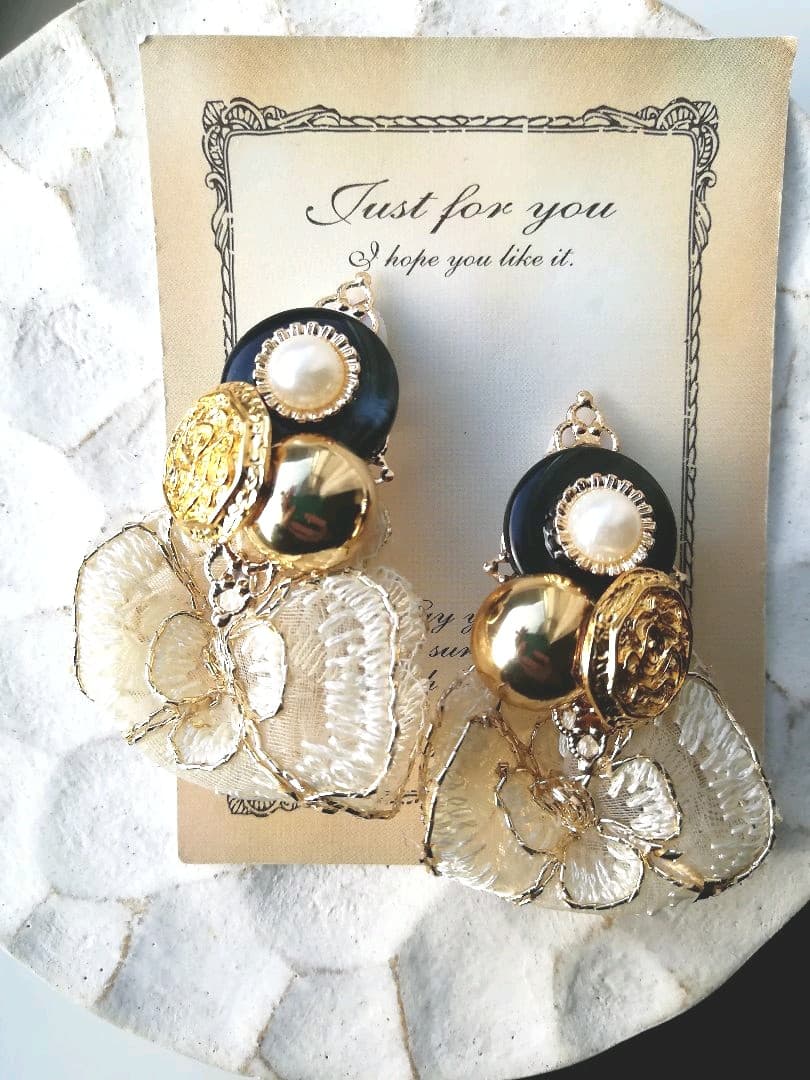 花　パール　ボタン　チロリアンテープ　イヤリング　リボン　ヴィンテージ　レース