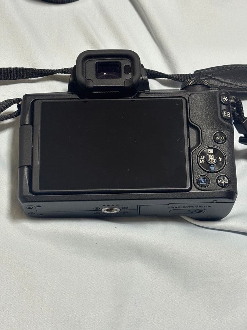 ミラーレス一眼　EOS Kiss M ダブルレンズキット