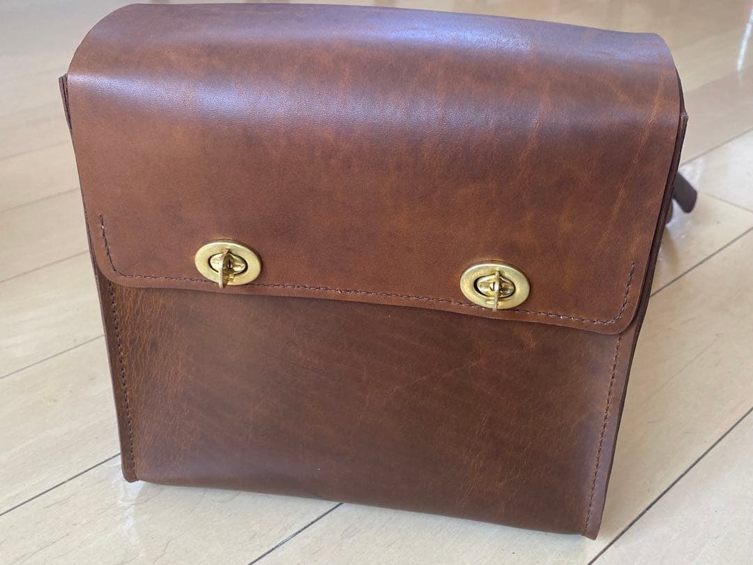 サッチェルバッグ　プルアップ　ブラウンレザー 本革　真鍮ヒネリ錠