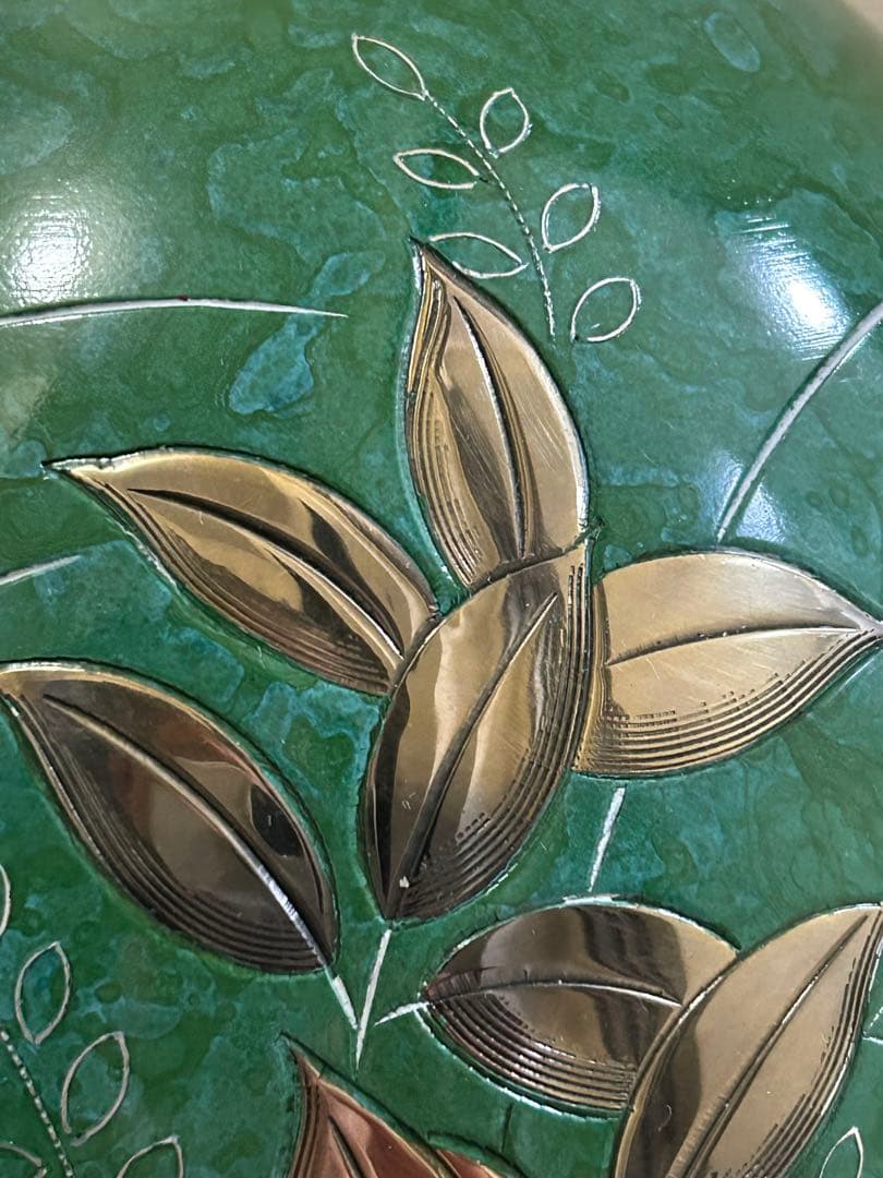 緑色の葉模様の陶器花瓶