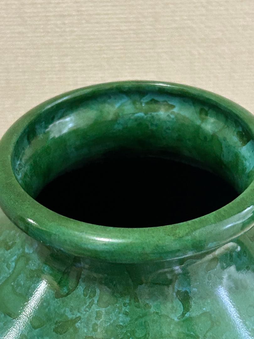 緑色の葉模様の陶器花瓶