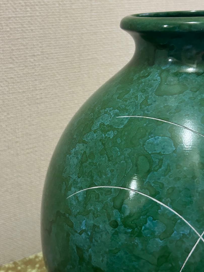 緑色の葉模様の陶器花瓶