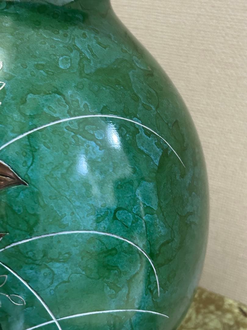 緑色の葉模様の陶器花瓶