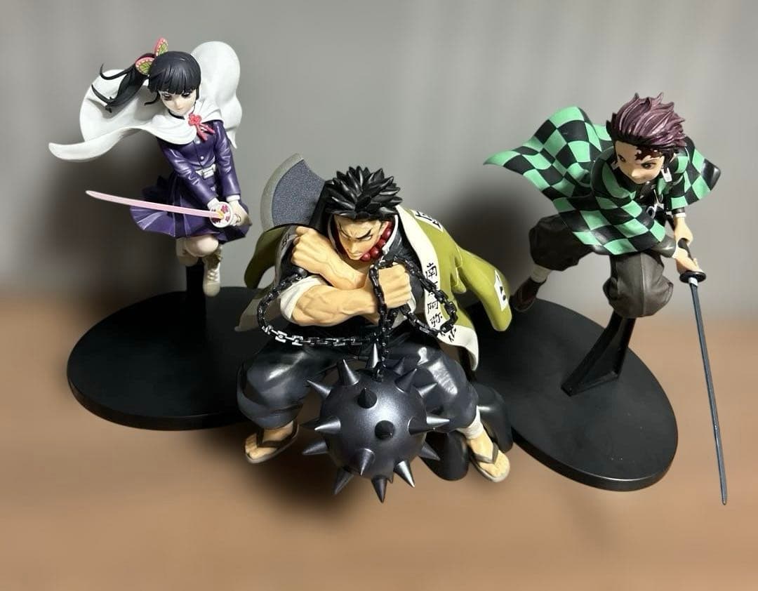 鬼滅の刃　フィギュア　悲鳴嶼行冥・竈門炭治郎・カナヲ