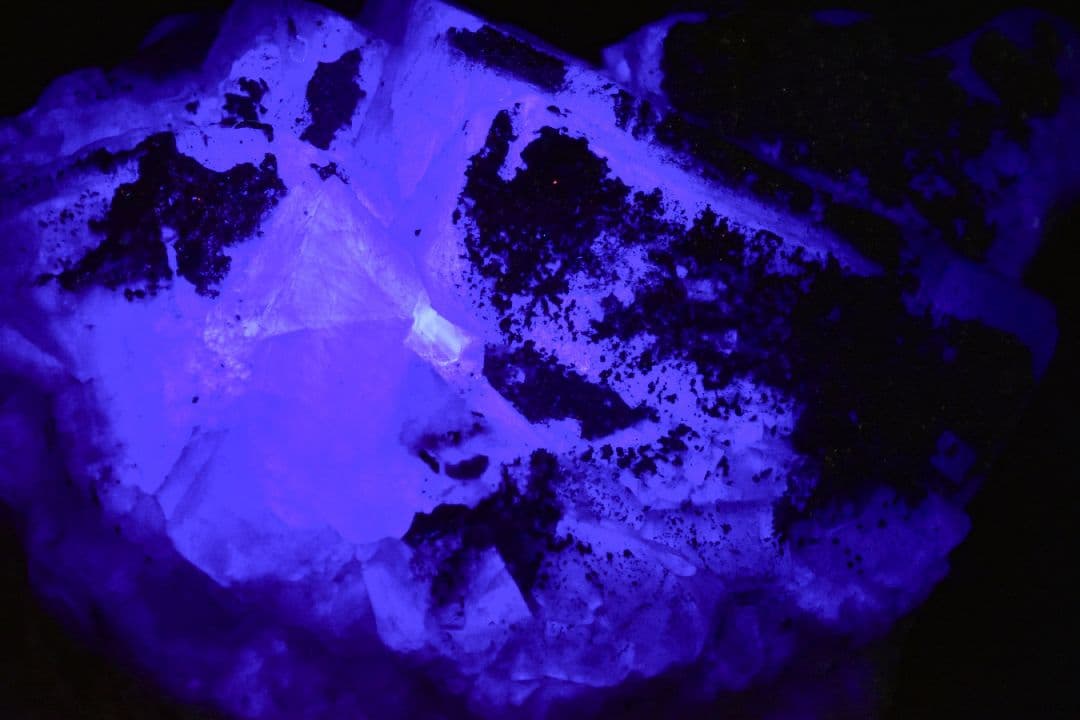 ナイジェリアAkwana産 パイライト付き強蛍光フローライトクラスター