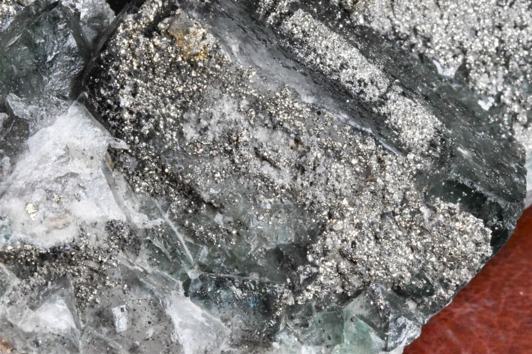 ナイジェリアAkwana産 パイライト付き強蛍光フローライトクラスター