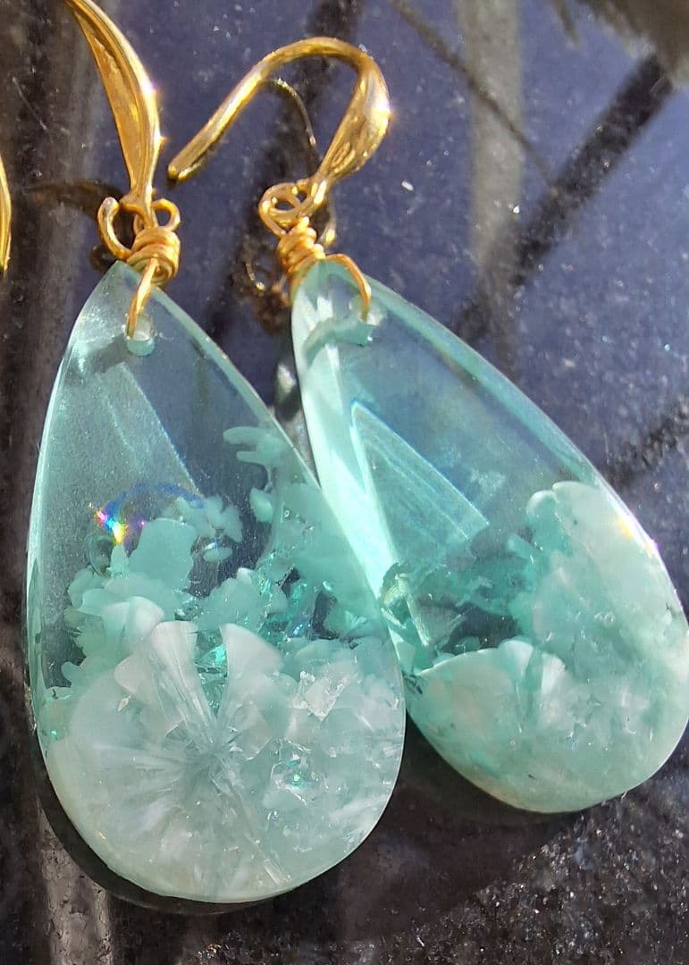 ハニーフラット*14kgfヘミモルファイト　雪花模様　ピアス