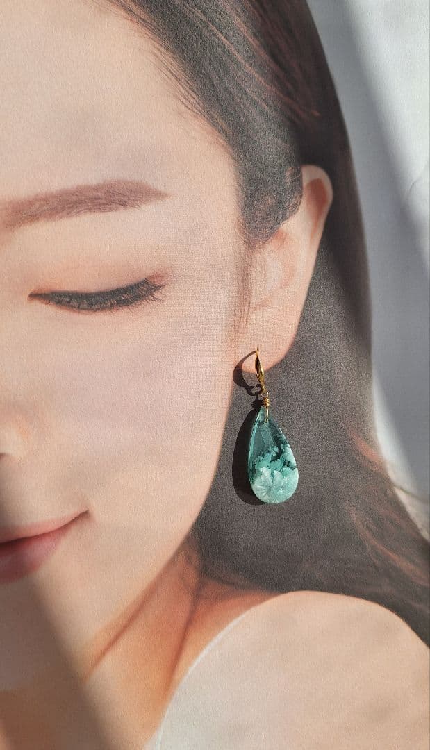 ハニーフラット*14kgfヘミモルファイト　雪花模様　ピアス