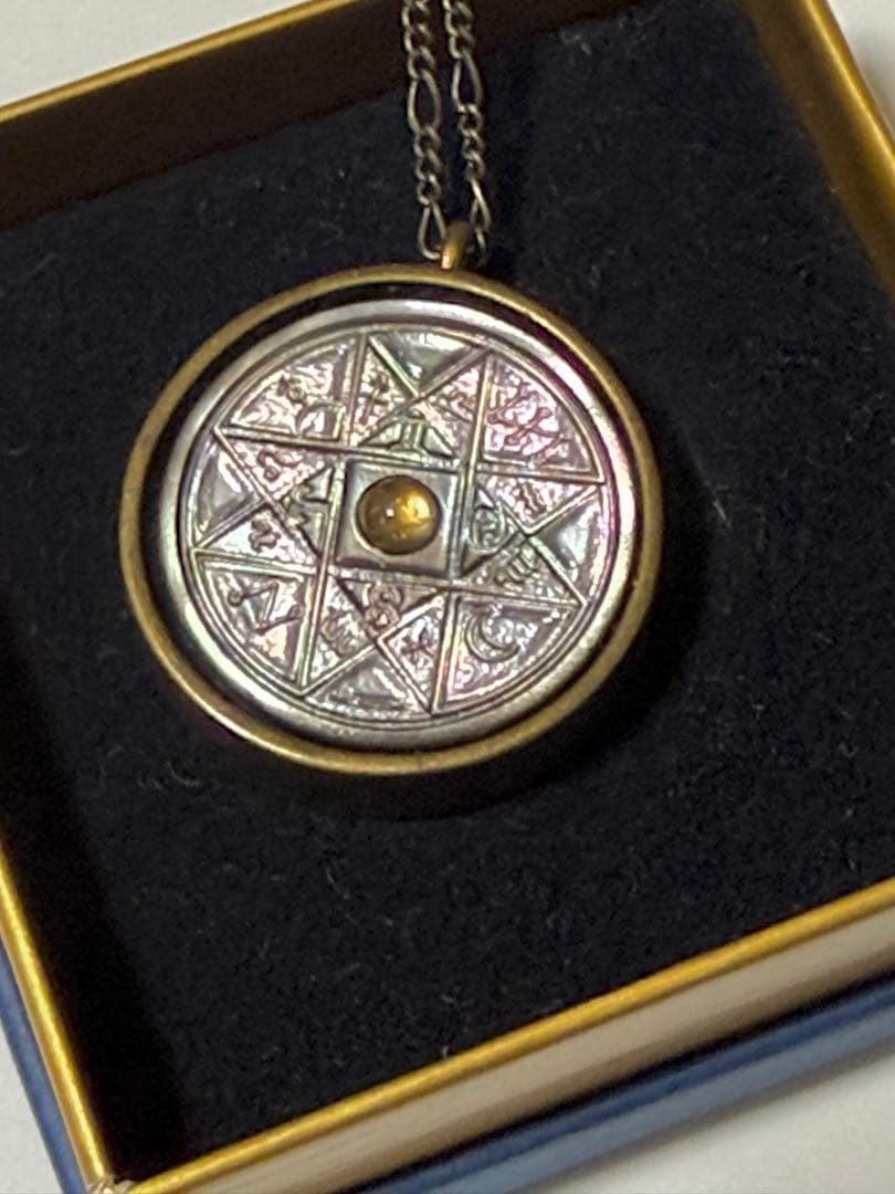 【希少・完売品】生みたて卵屋 4大精霊の護符：シルフ 天然貝彫刻ペンダント