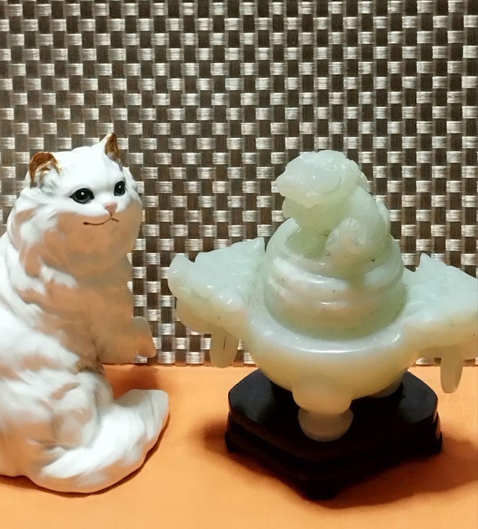 中国の伝統的な香炉、全体が淡い緑色の石、翡翠でできており、蓋と本体に龍の装飾有り