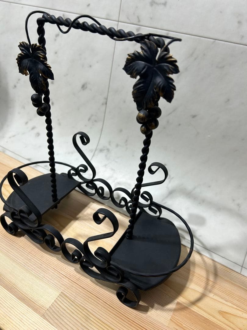 アンティーク・レトロな雰囲気が魅力の、アイアン製 ぶどうモチーフ　置物