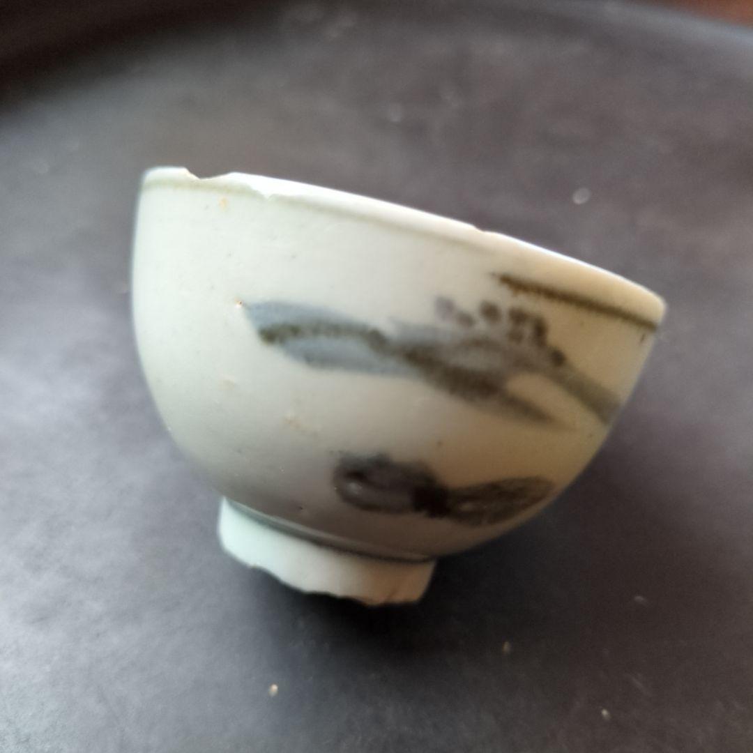 山水画風の白色磁器小盃　初期伊万里の陶片　発掘品