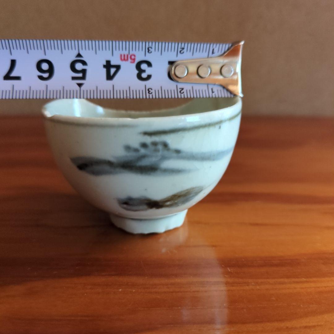 山水画風の白色磁器小盃　初期伊万里の陶片　発掘品