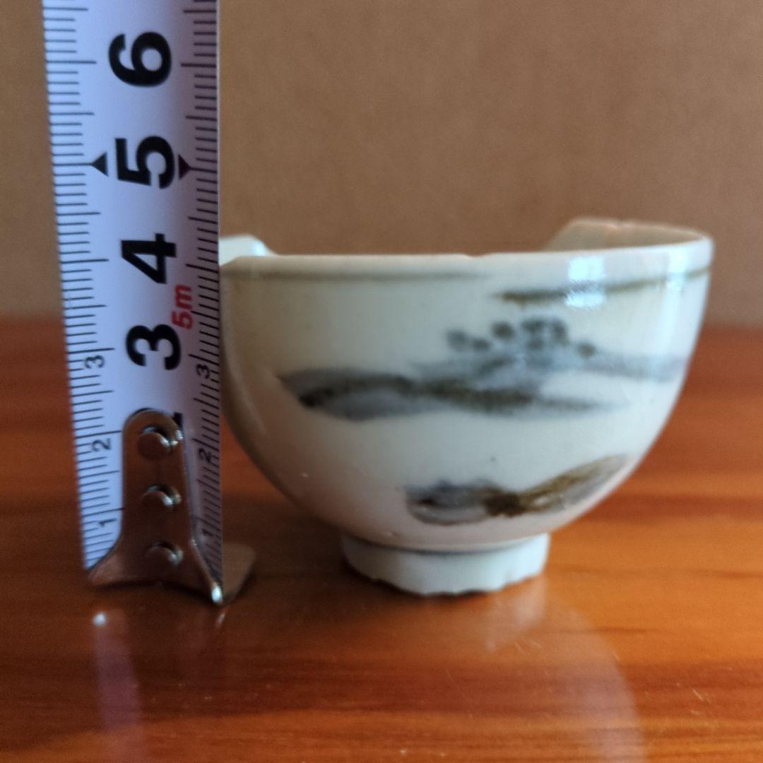 山水画風の白色磁器小盃　初期伊万里の陶片　発掘品