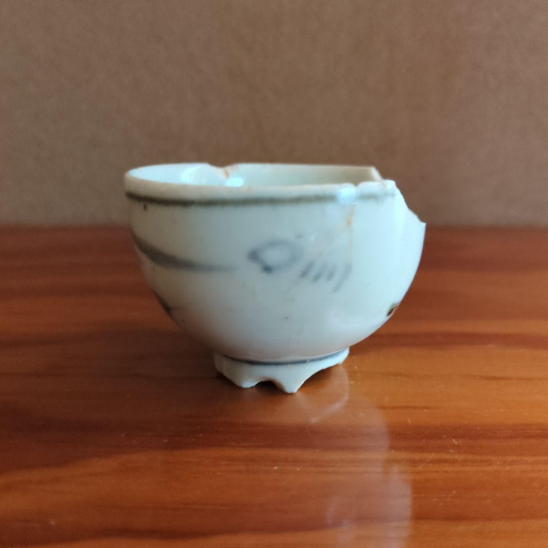 山水画風の白色磁器小盃　初期伊万里の陶片　発掘品