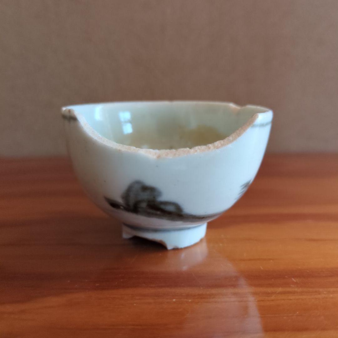 山水画風の白色磁器小盃　初期伊万里の陶片　発掘品
