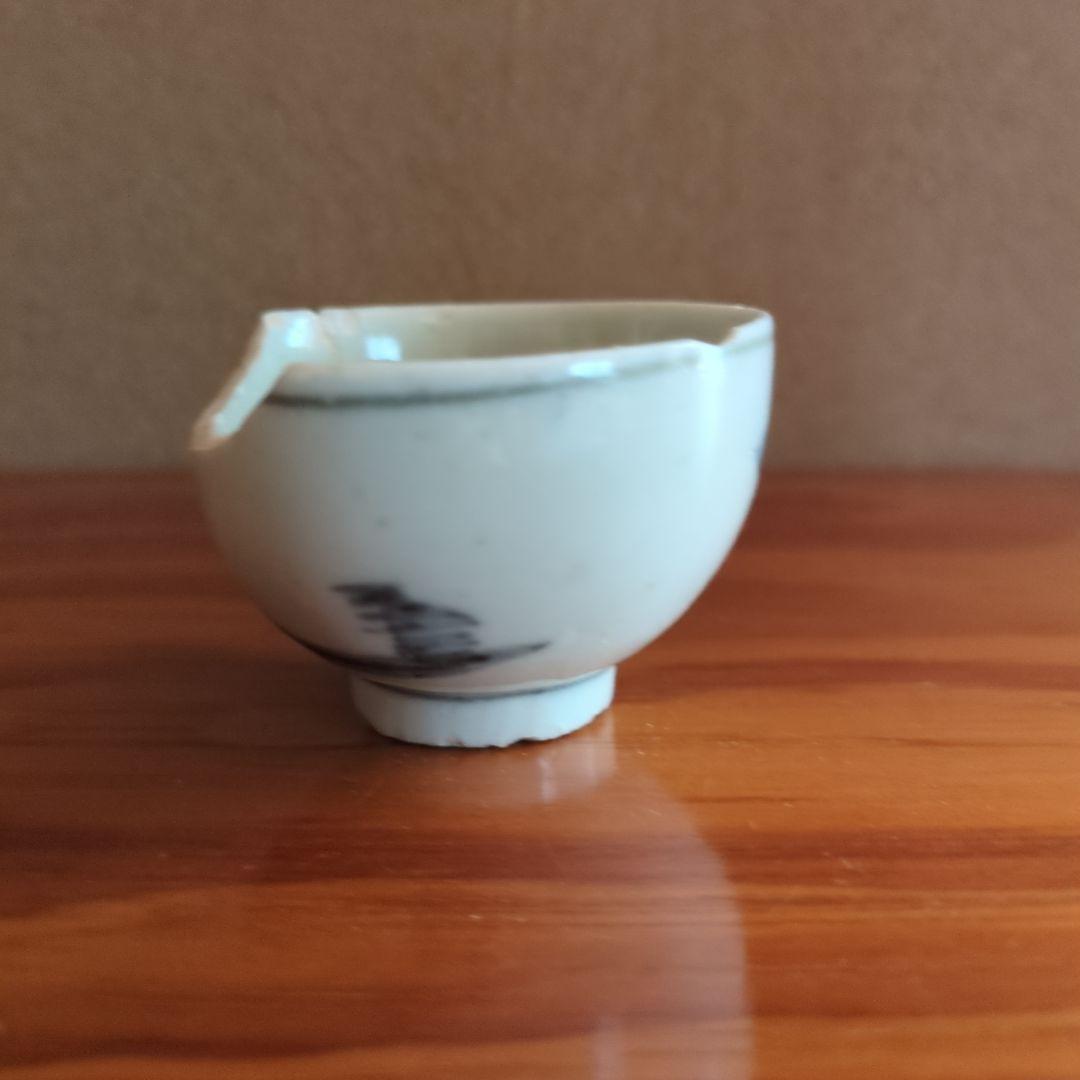 山水画風の白色磁器小盃　初期伊万里の陶片　発掘品