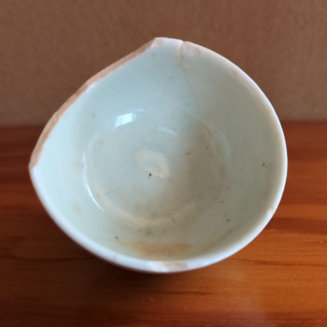 山水画風の白色磁器小盃　初期伊万里の陶片　発掘品