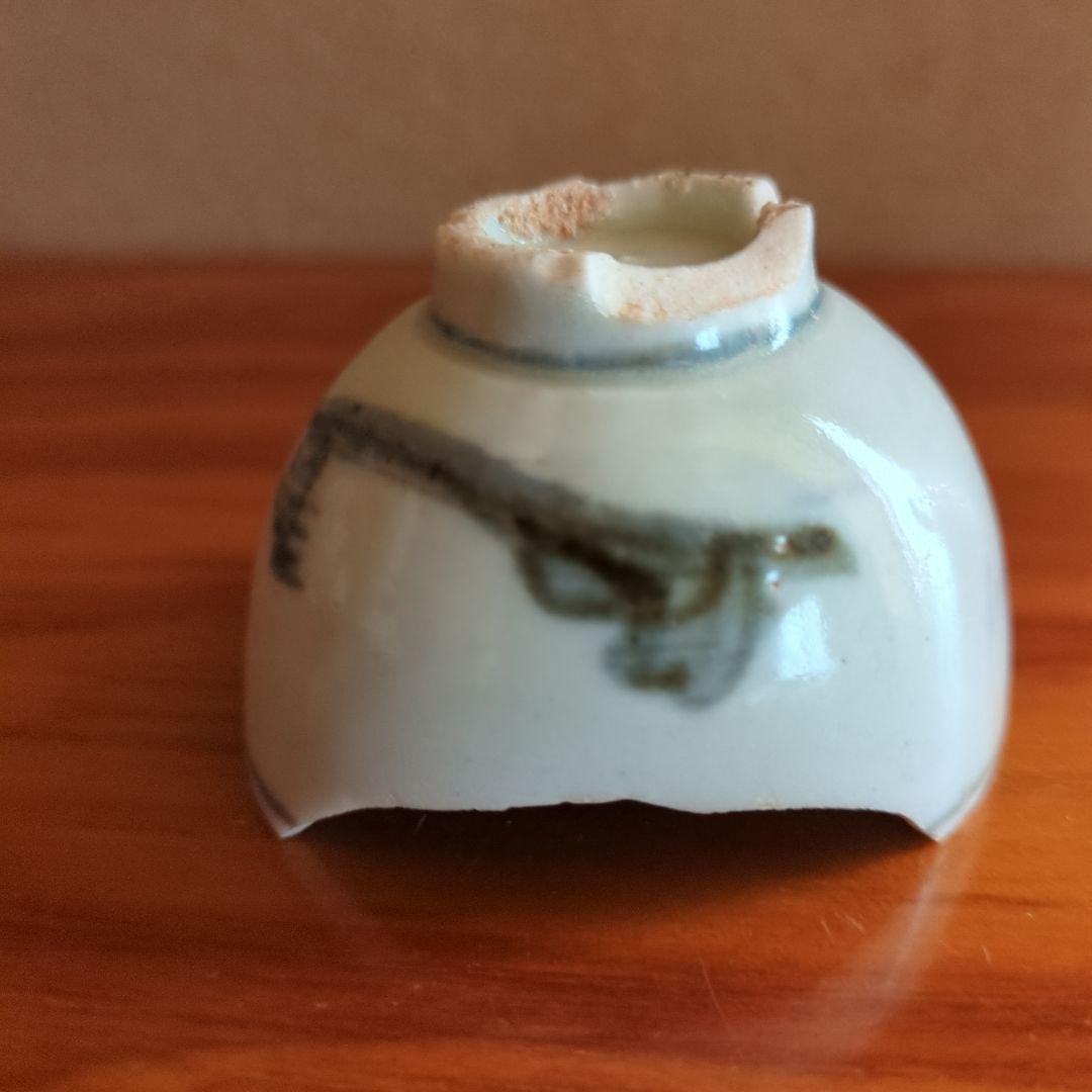 山水画風の白色磁器小盃　初期伊万里の陶片　発掘品