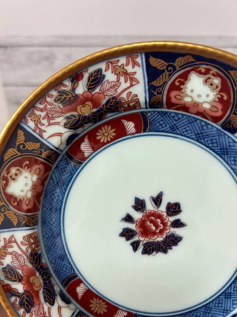 有田焼×ハローキティ　古伊万里柄金彩牡丹 お皿(小) 箱あり