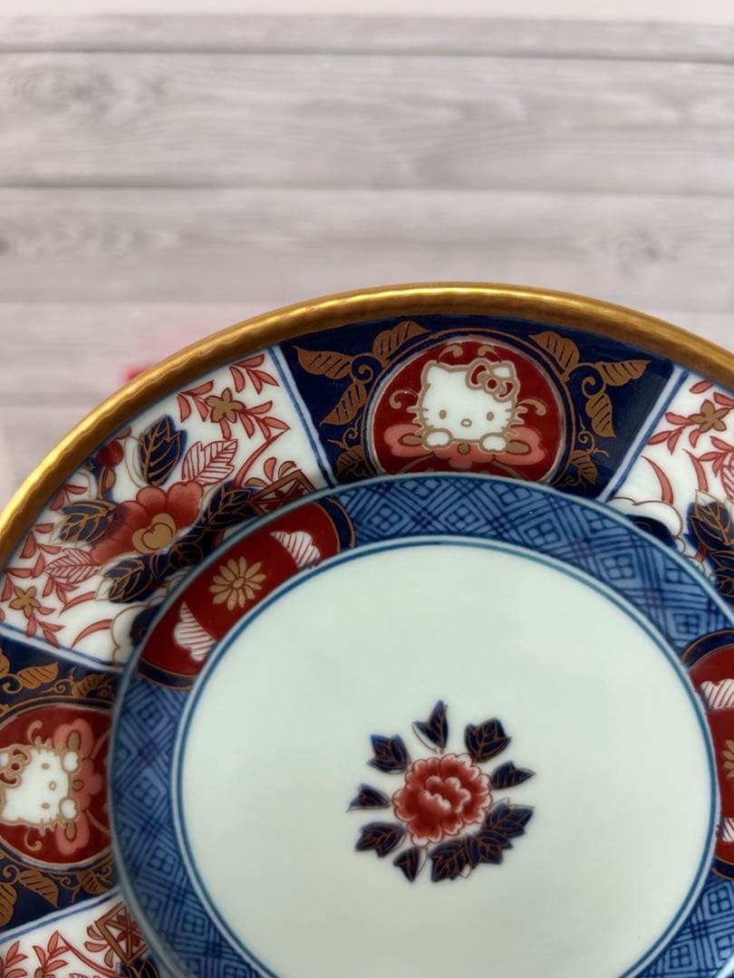 有田焼×ハローキティ　古伊万里柄金彩牡丹 お皿(小) 箱あり