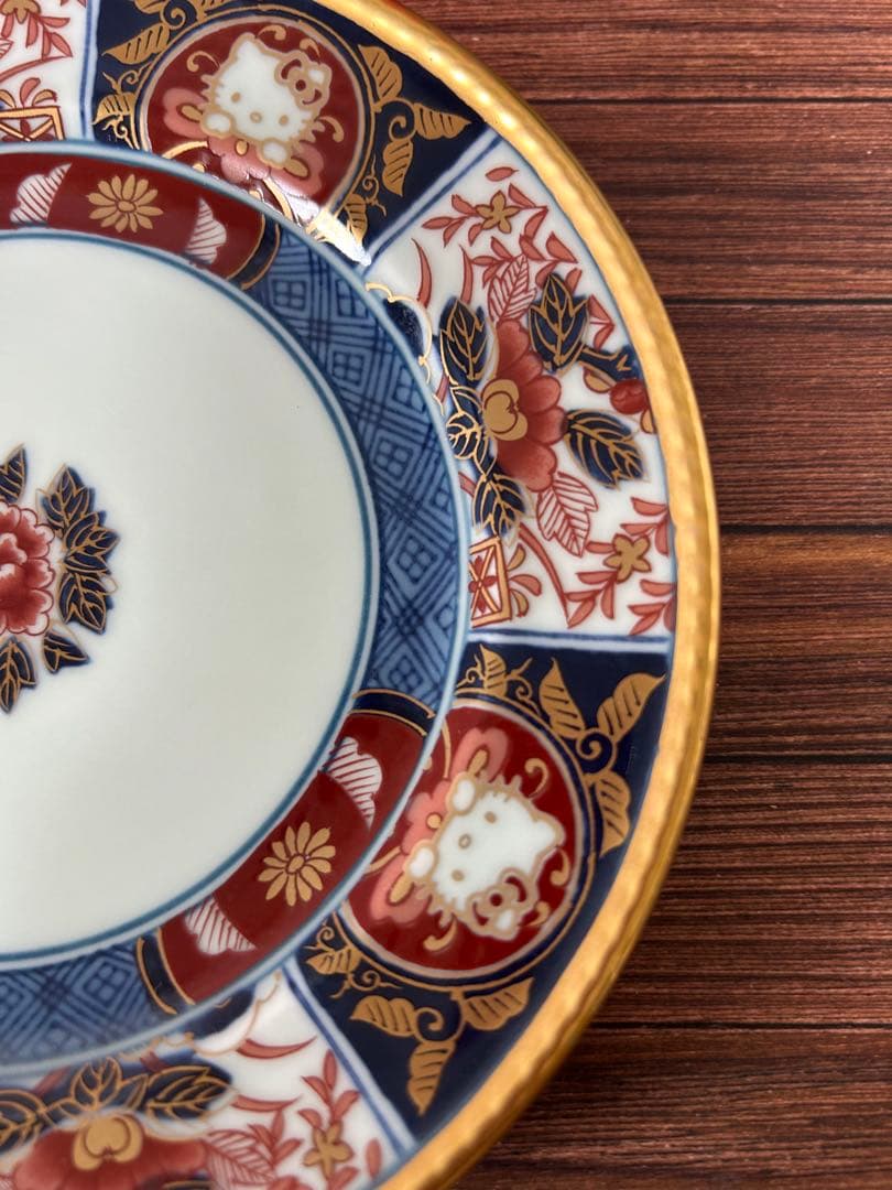 有田焼×ハローキティ　古伊万里柄金彩牡丹 お皿(小) 箱あり