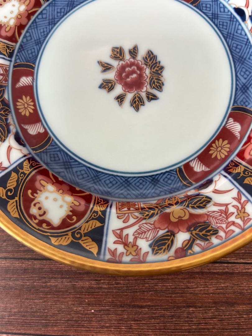 有田焼×ハローキティ　古伊万里柄金彩牡丹 お皿(小) 箱あり