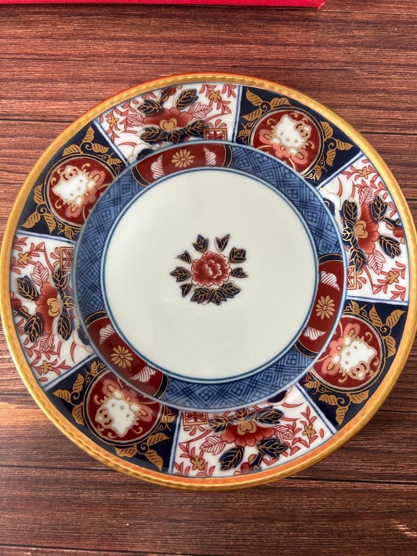 有田焼×ハローキティ　古伊万里柄金彩牡丹 お皿(小) 箱あり