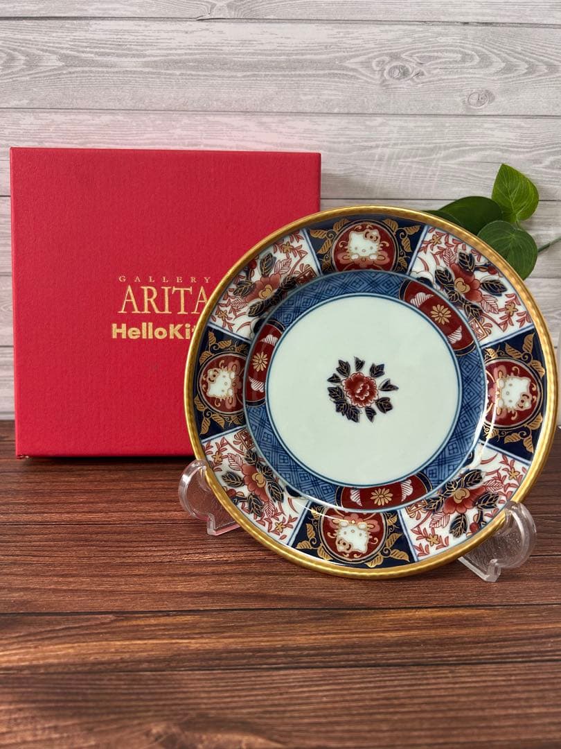 有田焼×ハローキティ　古伊万里柄金彩牡丹 お皿(小) 箱あり