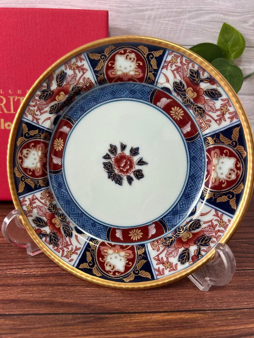 有田焼×ハローキティ　古伊万里柄金彩牡丹 お皿(小) 箱あり