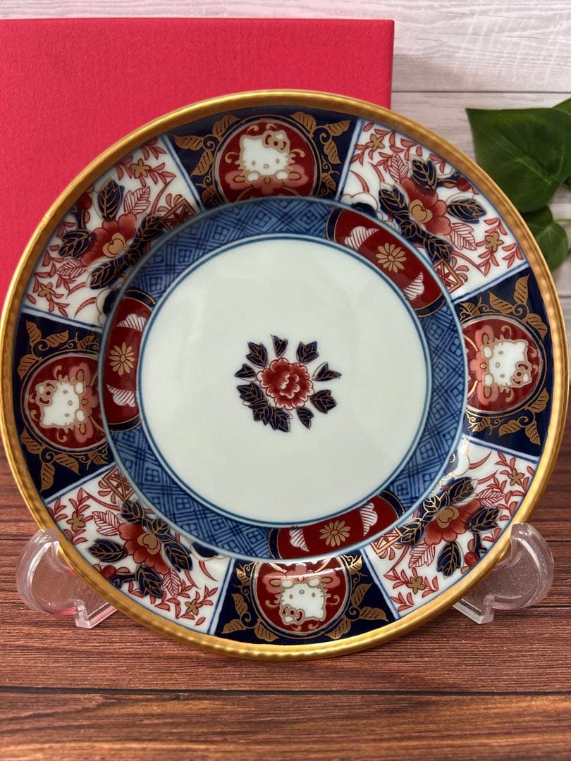 有田焼×ハローキティ　古伊万里柄金彩牡丹 お皿(小) 箱あり