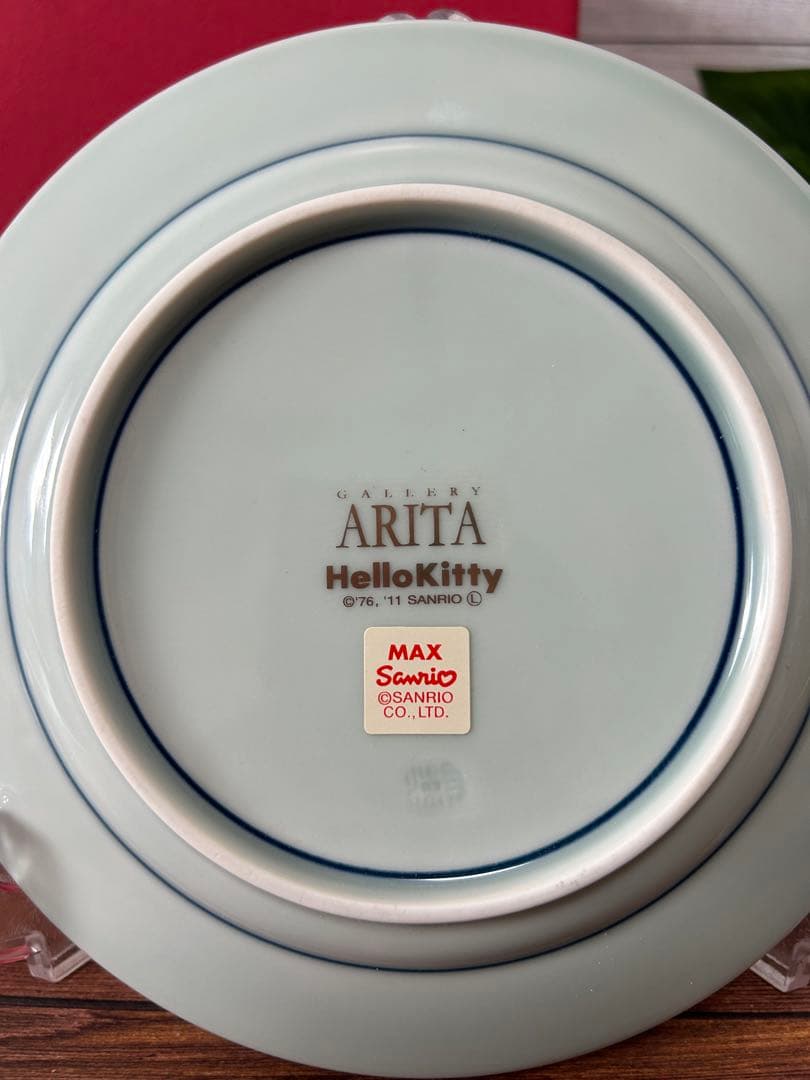 有田焼×ハローキティ　古伊万里柄金彩牡丹 お皿(小) 箱あり