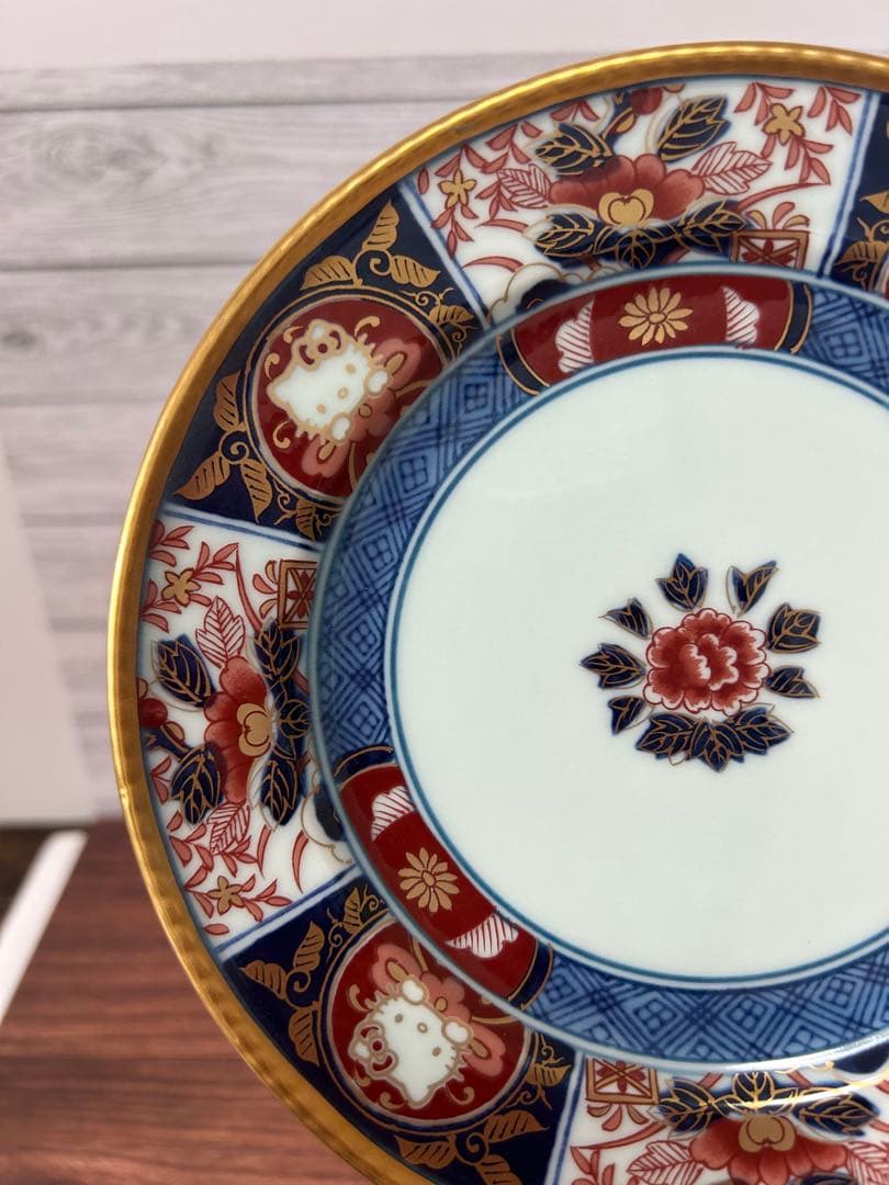 有田焼×ハローキティ　古伊万里柄金彩牡丹 お皿(小) 箱あり