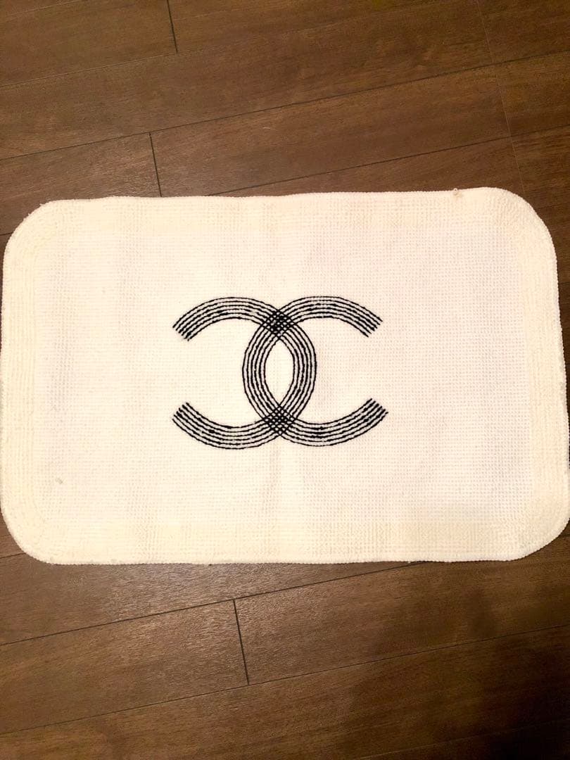 【新品】玄関&バス☆ロゴ入りラグマット(白×黒)