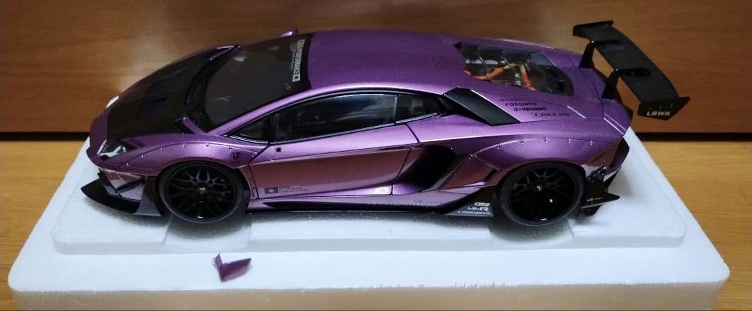 ハッピー　AUTOart 1/18　ランボルギーニ　アヴェンタドール