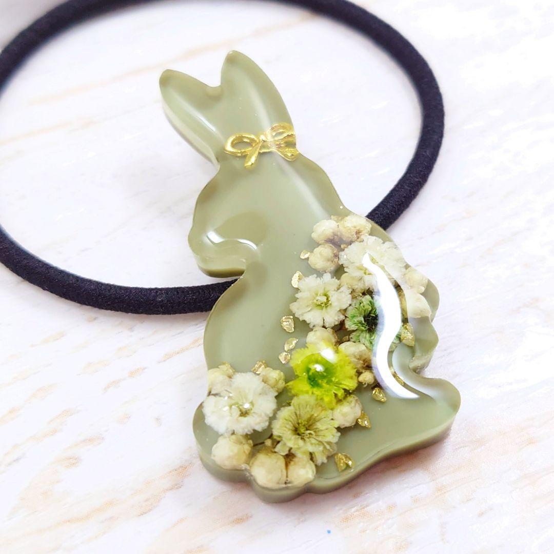 かすみ草うさぎのヘアゴム★ハンドメイド レジン 抹茶グリーン 緑 ドライフラワー