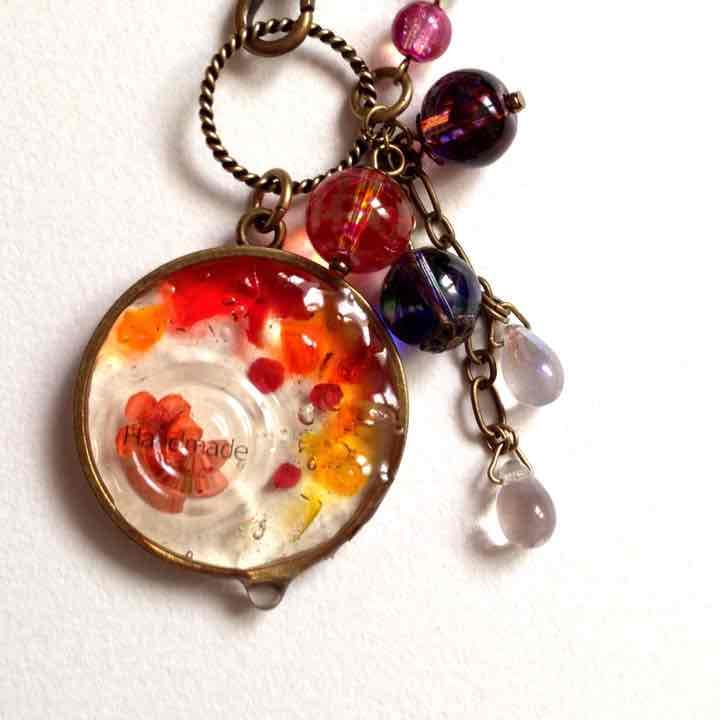 【売り切れ】水面に沈む赤色花のレジンバッグチャーム