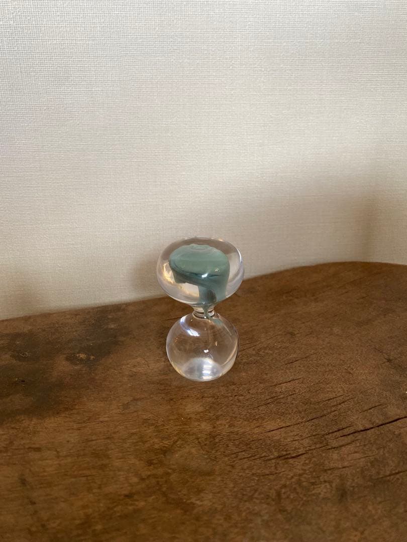 山野アンダーソン陽子　砂時計デザインのオブジェ