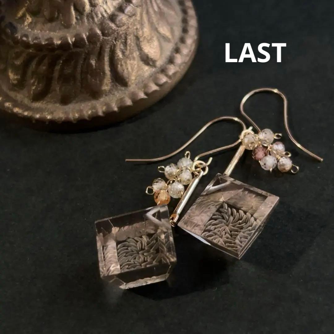 C18 スモーキークォーツ宝石キューブピアス