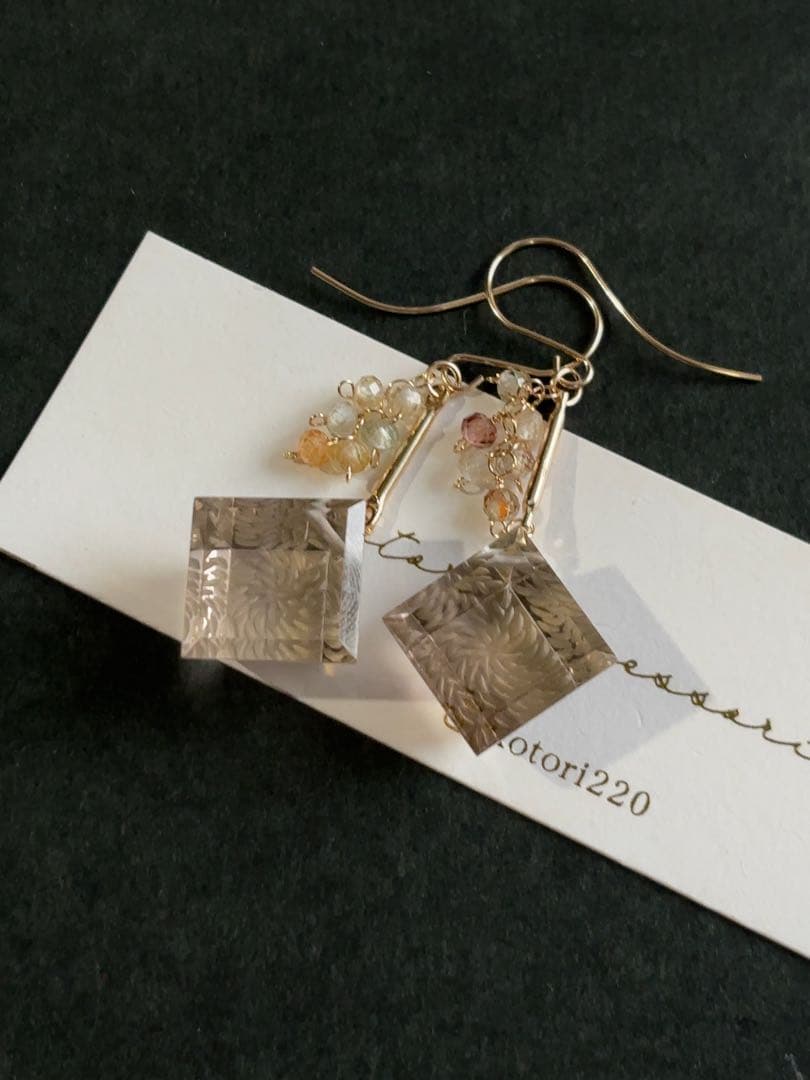 C18 スモーキークォーツ宝石キューブピアス