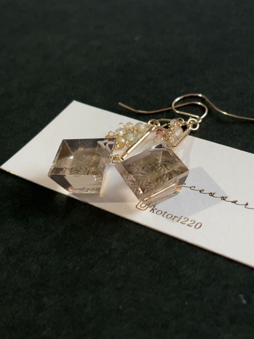 C18 スモーキークォーツ宝石キューブピアス