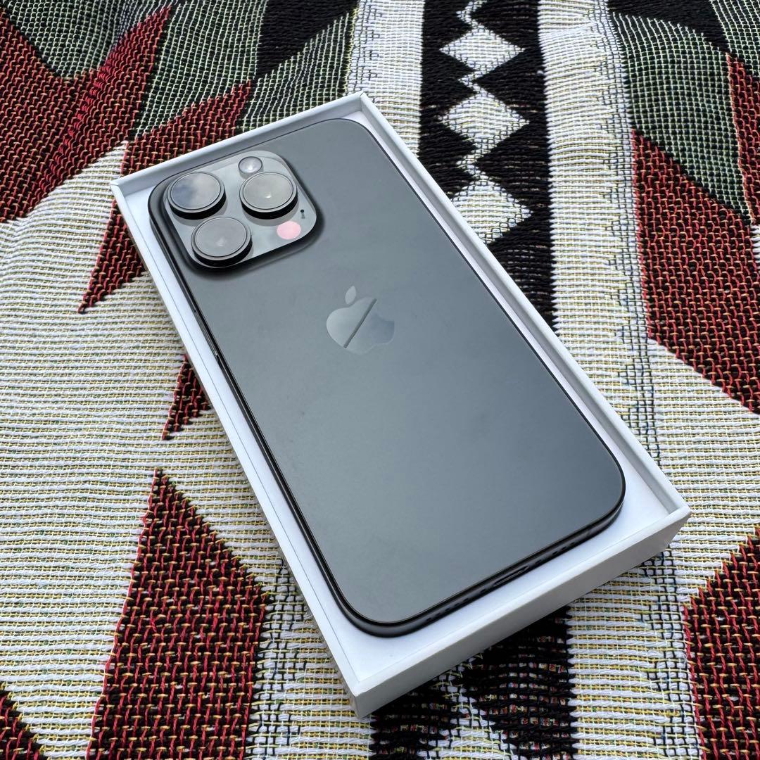 Apple iPhone 15 Pro 256GB ブラックチタニウム 86%