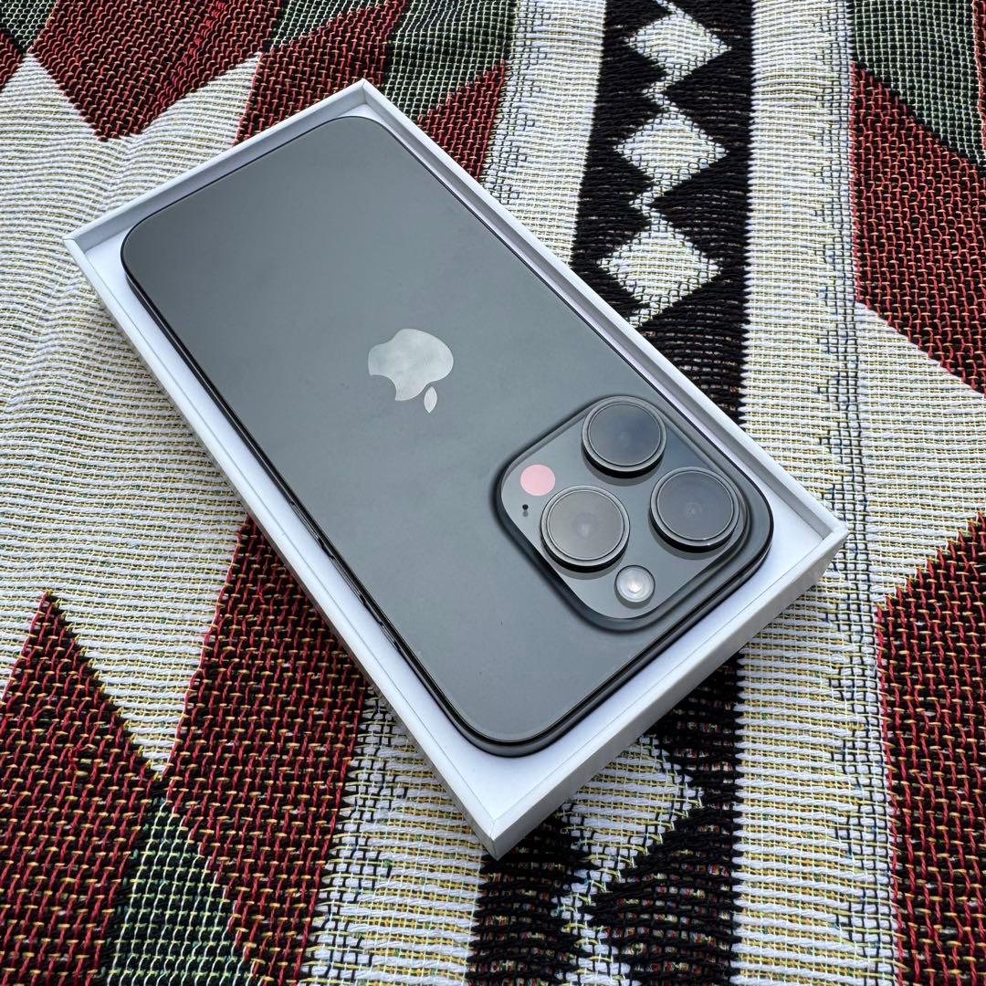 Apple iPhone 15 Pro 256GB ブラックチタニウム 86%